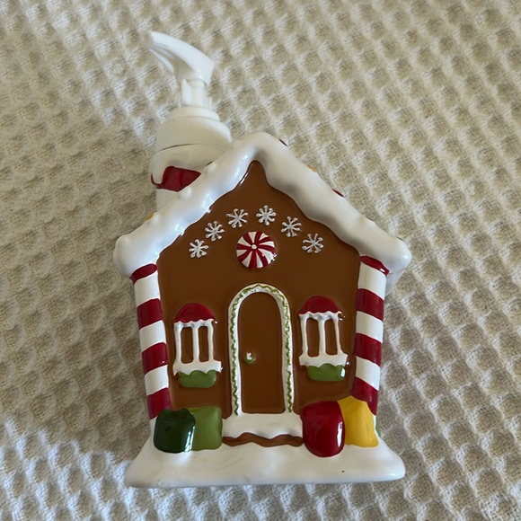 Gingerbread House⛄️Hand Decorated Ceramic Liquid Soap Dispenser / New Never Used - Picture 1 of 2